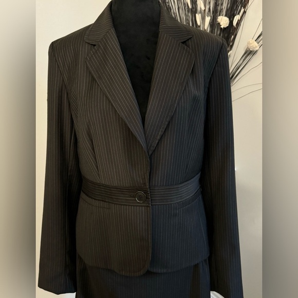 Loft Ann Taylor Jackets & Blazers - Loft Ann Taylor Professional Pinstriped Fashionista woolblend Blazer Size 6